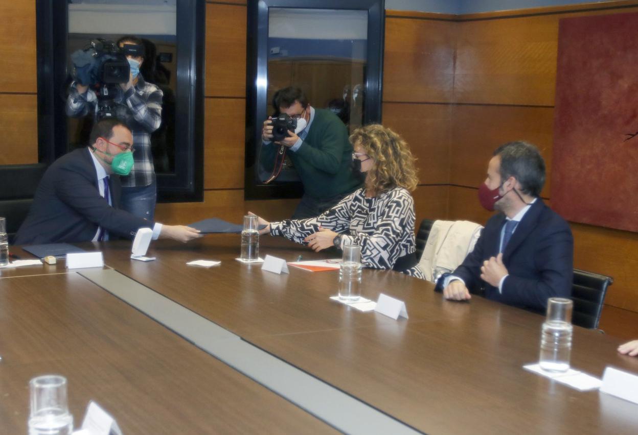 Barbón y Susana Fernández intercambian sus propuestas en la reunión de presupuestos del 2 de noviembre. 