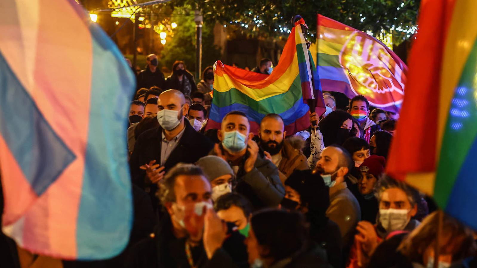 Centenares de personas muestran su apoyo a Kevin Rubio, el joven que sufrió el sábado una agresión homófoba, en una concentración en La Escandalera EN Oviedo. En ella también asistió el presidente de Asturias, Adrián Barbón, que mantuvo una conversación con la víctima y donde también anunció que se reunirán con los colectivos para la redacción de una Ley en defensa de la comunidad LGTBI y para luchar contra la LGTBIfobia.