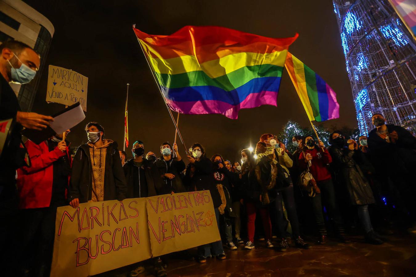 Centenares de personas muestran su apoyo a Kevin Rubio, el joven que sufrió el sábado una agresión homófoba, en una concentración en La Escandalera EN Oviedo. En ella también asistió el presidente de Asturias, Adrián Barbón, que mantuvo una conversación con la víctima y donde también anunció que se reunirán con los colectivos para la redacción de una Ley en defensa de la comunidad LGTBI y para luchar contra la LGTBIfobia.