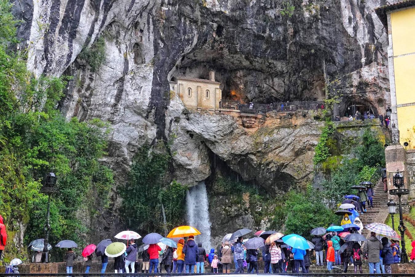 El inicio del puente de la Constitución ha vuelto a llenar el Oriente asturiano de turistas con una parada imprescindible como ha sido el santuario de Covadonga y sus alrededores. Los visitantes hicieron colas y esperas de hasta una hora con los aparcamientos llenos.