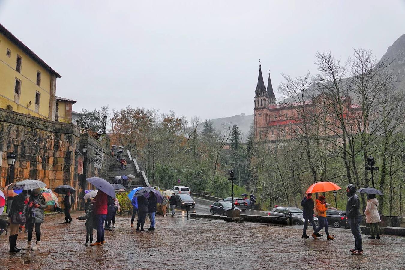 El inicio del puente de la Constitución ha vuelto a llenar el Oriente asturiano de turistas con una parada imprescindible como ha sido el santuario de Covadonga y sus alrededores. Los visitantes hicieron colas y esperas de hasta una hora con los aparcamientos llenos.