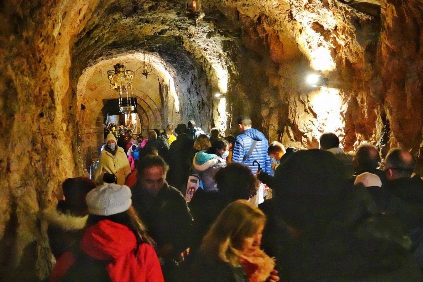 El inicio del puente de la Constitución ha vuelto a llenar el Oriente asturiano de turistas con una parada imprescindible como ha sido el santuario de Covadonga y sus alrededores. Los visitantes hicieron colas y esperas de hasta una hora con los aparcamientos llenos.