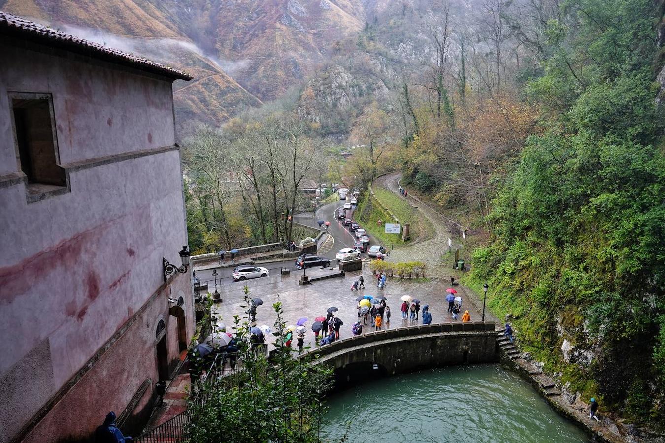 El inicio del puente de la Constitución ha vuelto a llenar el Oriente asturiano de turistas con una parada imprescindible como ha sido el santuario de Covadonga y sus alrededores. Los visitantes hicieron colas y esperas de hasta una hora con los aparcamientos llenos.