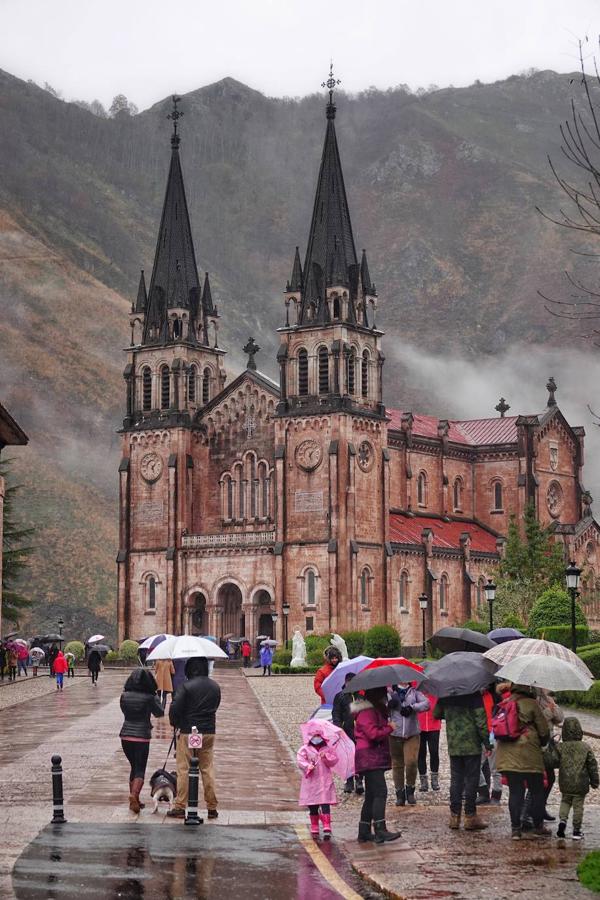 El inicio del puente de la Constitución ha vuelto a llenar el Oriente asturiano de turistas con una parada imprescindible como ha sido el santuario de Covadonga y sus alrededores. Los visitantes hicieron colas y esperas de hasta una hora con los aparcamientos llenos.