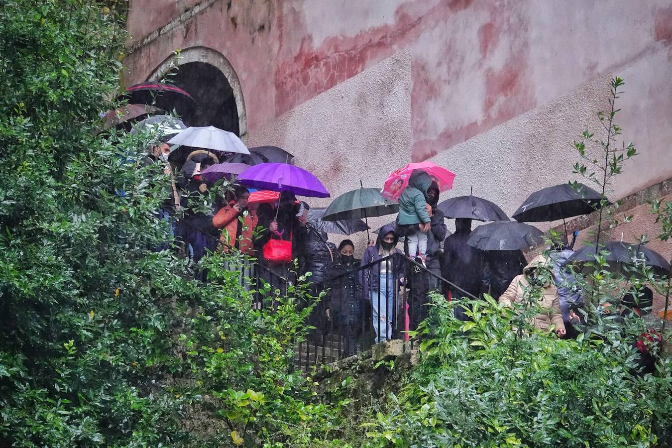 El inicio del puente de la Constitución ha vuelto a llenar el Oriente asturiano de turistas con una parada imprescindible como ha sido el santuario de Covadonga y sus alrededores. Los visitantes hicieron colas y esperas de hasta una hora con los aparcamientos llenos..