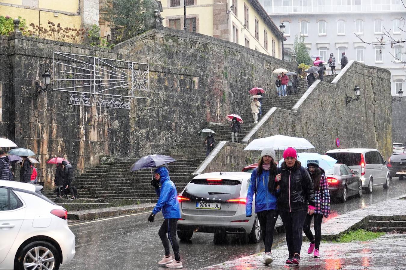 El inicio del puente de la Constitución ha vuelto a llenar el Oriente asturiano de turistas con una parada imprescindible como ha sido el santuario de Covadonga y sus alrededores. Los visitantes hicieron colas y esperas de hasta una hora con los aparcamientos llenos.