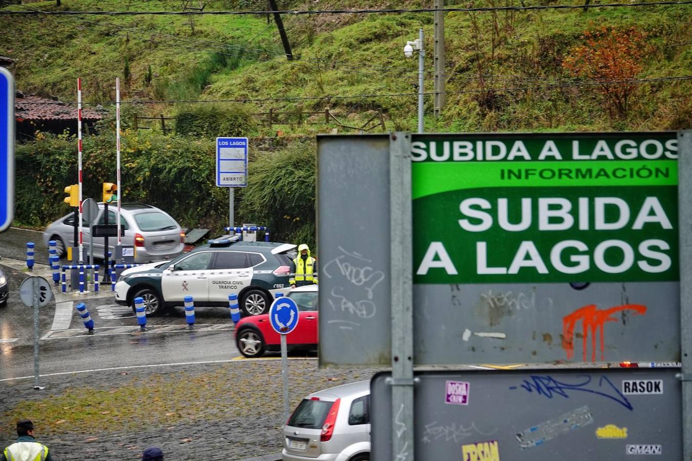 El inicio del puente de la Constitución ha vuelto a llenar el Oriente asturiano de turistas con una parada imprescindible como ha sido el santuario de Covadonga y sus alrededores. Los visitantes hicieron colas y esperas de hasta una hora con los aparcamientos llenos.