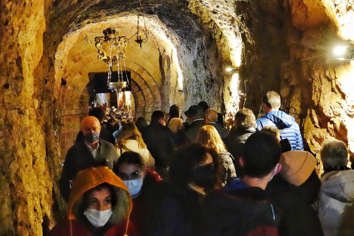 El inicio del puente de la Constitución ha vuelto a llenar el Oriente asturiano de turistas con una parada imprescindible como ha sido el santuario de Covadonga y sus alrededores. Los visitantes hicieron colas y esperas de hasta una hora con los aparcamientos llenos.