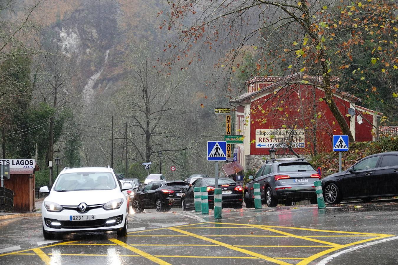 El inicio del puente de la Constitución ha vuelto a llenar el Oriente asturiano de turistas con una parada imprescindible como ha sido el santuario de Covadonga y sus alrededores. Los visitantes hicieron colas y esperas de hasta una hora con los aparcamientos llenos.