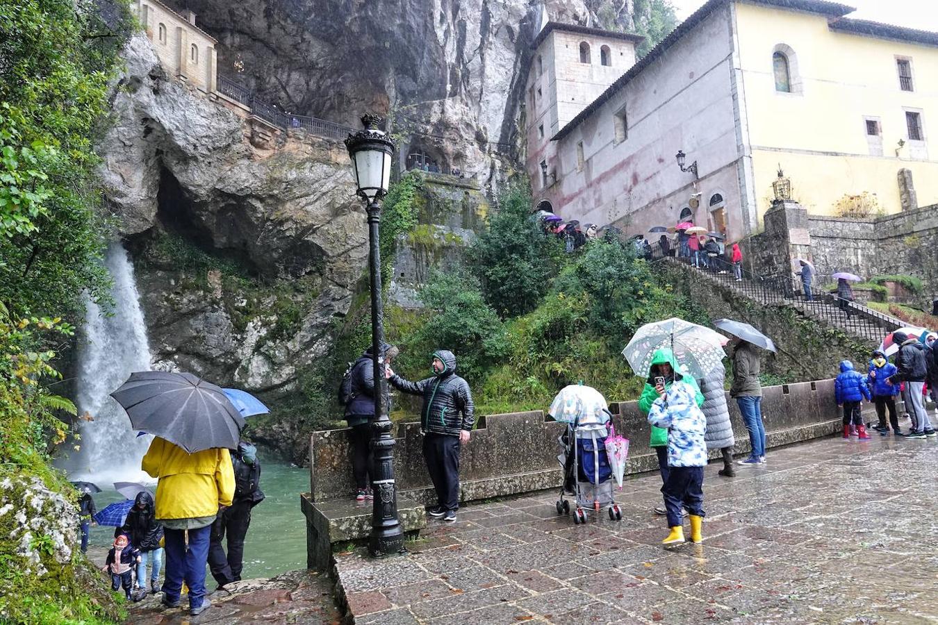 El inicio del puente de la Constitución ha vuelto a llenar el Oriente asturiano de turistas con una parada imprescindible como ha sido el santuario de Covadonga y sus alrededores. Los visitantes hicieron colas y esperas de hasta una hora con los aparcamientos llenos.