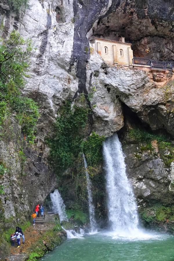 El inicio del puente de la Constitución ha vuelto a llenar el Oriente asturiano de turistas con una parada imprescindible como ha sido el santuario de Covadonga y sus alrededores. Los visitantes hicieron colas y esperas de hasta una hora con los aparcamientos llenos.