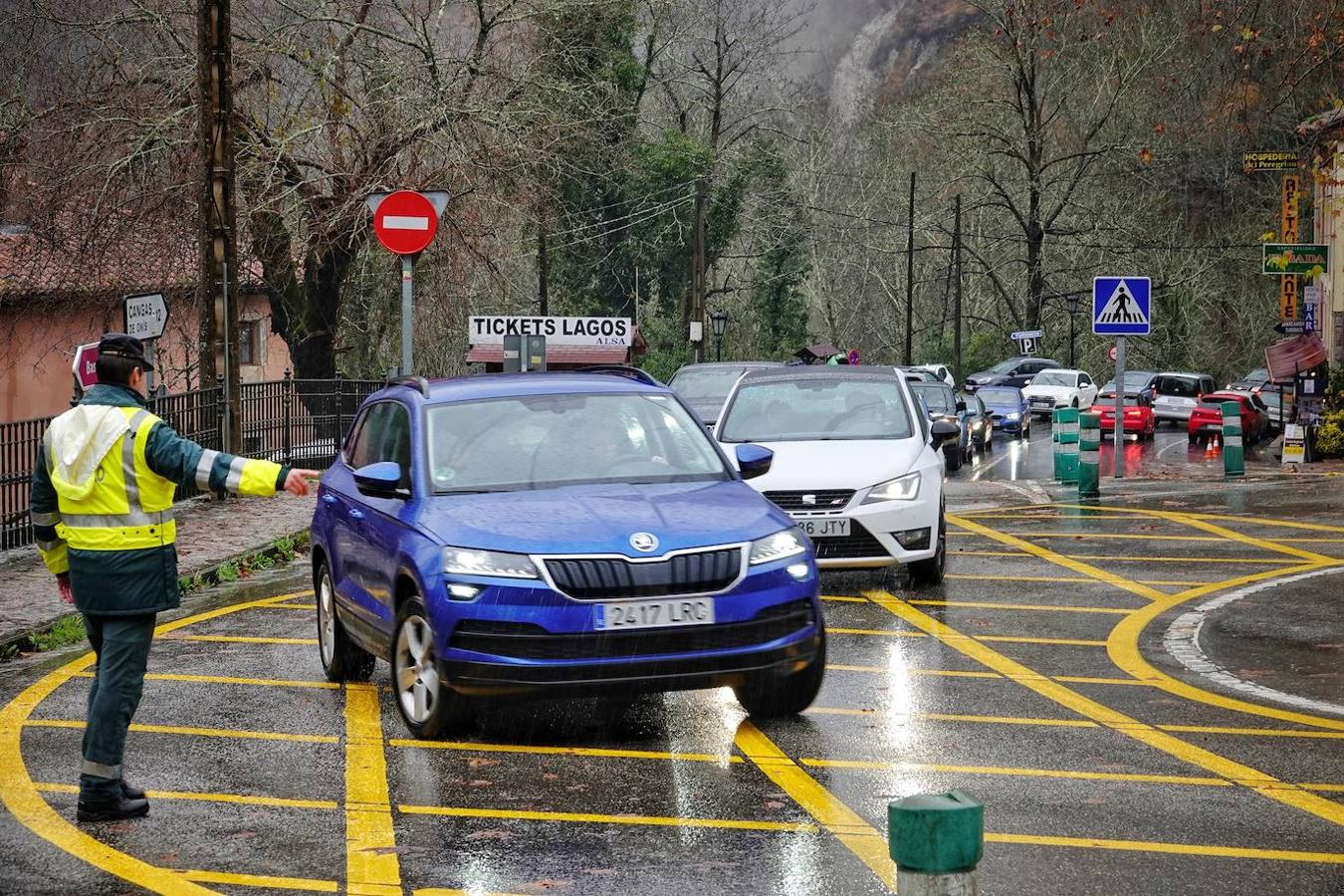 El inicio del puente de la Constitución ha vuelto a llenar el Oriente asturiano de turistas con una parada imprescindible como ha sido el santuario de Covadonga y sus alrededores. Los visitantes hicieron colas y esperas de hasta una hora con los aparcamientos llenos.