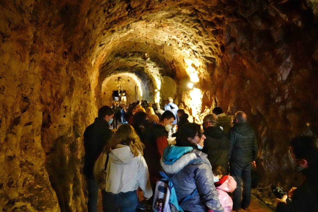 El inicio del puente de la Constitución ha vuelto a llenar el Oriente asturiano de turistas con una parada imprescindible como ha sido el santuario de Covadonga y sus alrededores. Los visitantes hicieron colas y esperas de hasta una hora con los aparcamientos llenos.