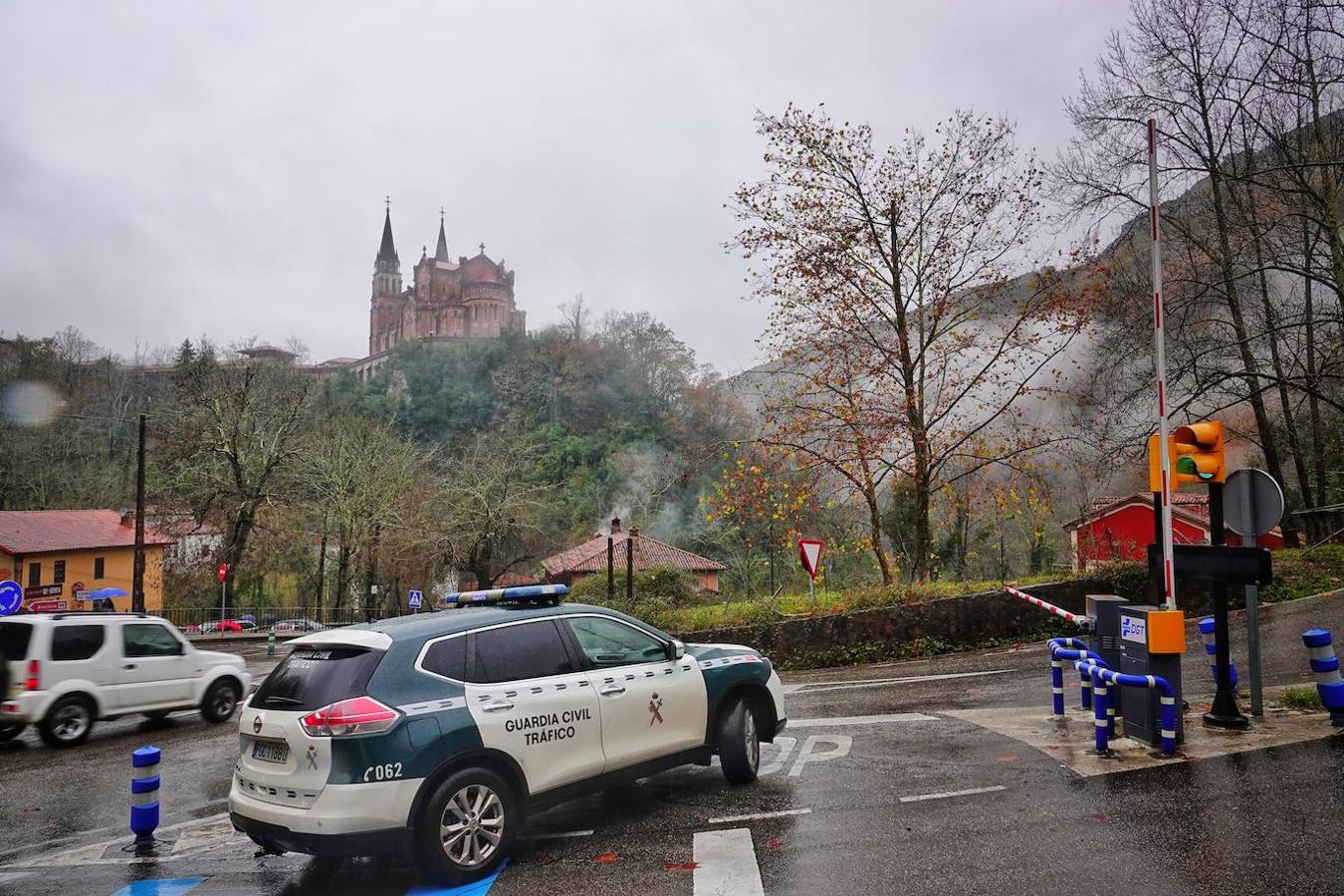 El inicio del puente de la Constitución ha vuelto a llenar el Oriente asturiano de turistas con una parada imprescindible como ha sido el santuario de Covadonga y sus alrededores. Los visitantes hicieron colas y esperas de hasta una hora con los aparcamientos llenos.