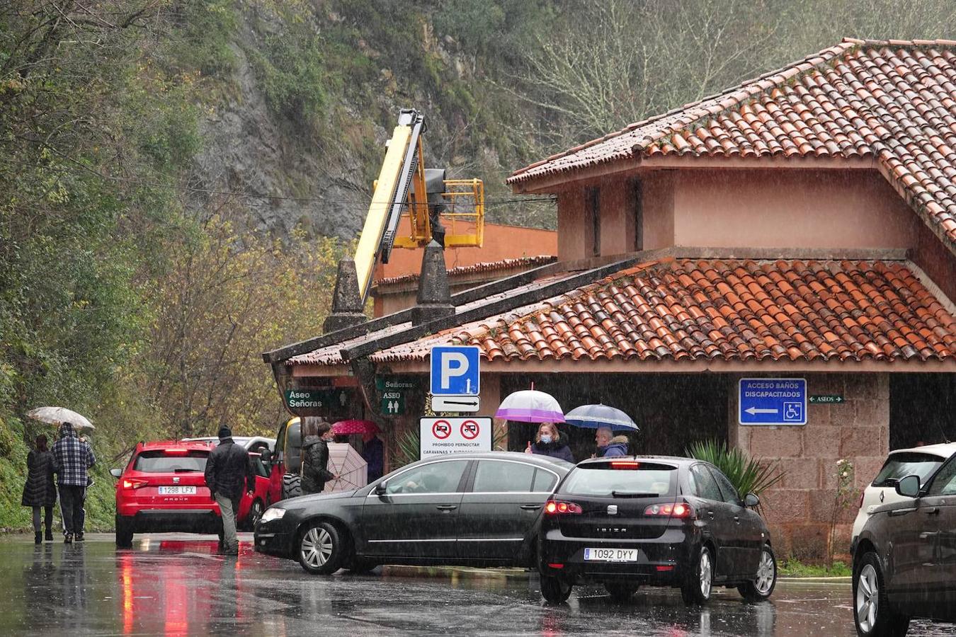 El inicio del puente de la Constitución ha vuelto a llenar el Oriente asturiano de turistas con una parada imprescindible como ha sido el santuario de Covadonga y sus alrededores. Los visitantes hicieron colas y esperas de hasta una hora con los aparcamientos llenos