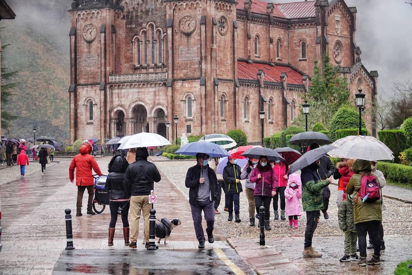 El inicio del puente de la Constitución ha vuelto a llenar el Oriente asturiano de turistas con una parada imprescindible como ha sido el santuario de Covadonga y sus alrededores. Los visitantes hicieron colas y esperas de hasta una hora con los aparcamientos llenos.