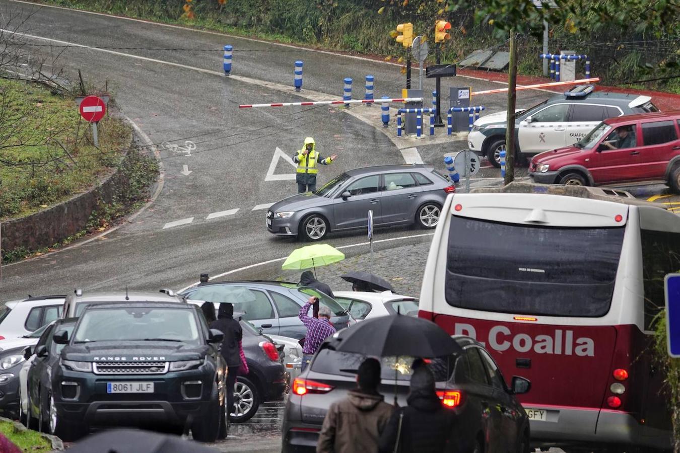 El inicio del puente de la Constitución ha vuelto a llenar el Oriente asturiano de turistas con una parada imprescindible como ha sido el santuario de Covadonga y sus alrededores. Los visitantes hicieron colas y esperas de hasta una hora con los aparcamientos llenos.