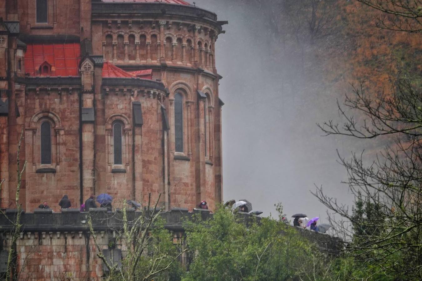 El inicio del puente de la Constitución ha vuelto a llenar el Oriente asturiano de turistas con una parada imprescindible como ha sido el santuario de Covadonga y sus alrededores. Los visitantes hicieron colas y esperas de hasta una hora con los aparcamientos llenos.