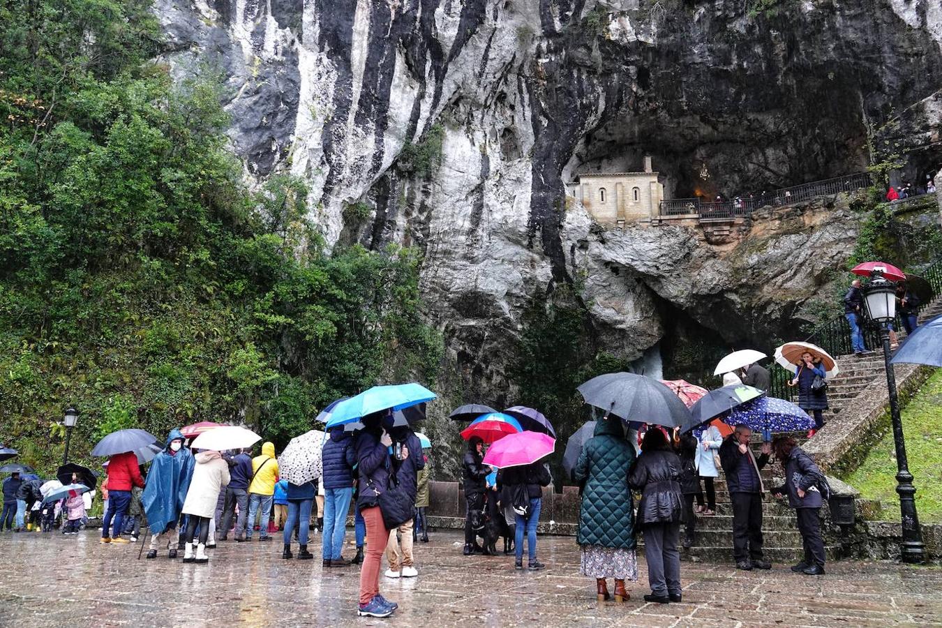 El inicio del puente de la Constitución ha vuelto a llenar el Oriente asturiano de turistas con una parada imprescindible como ha sido el santuario de Covadonga y sus alrededores. Los visitantes hicieron colas y esperas de hasta una hora con los aparcamientos llenos.