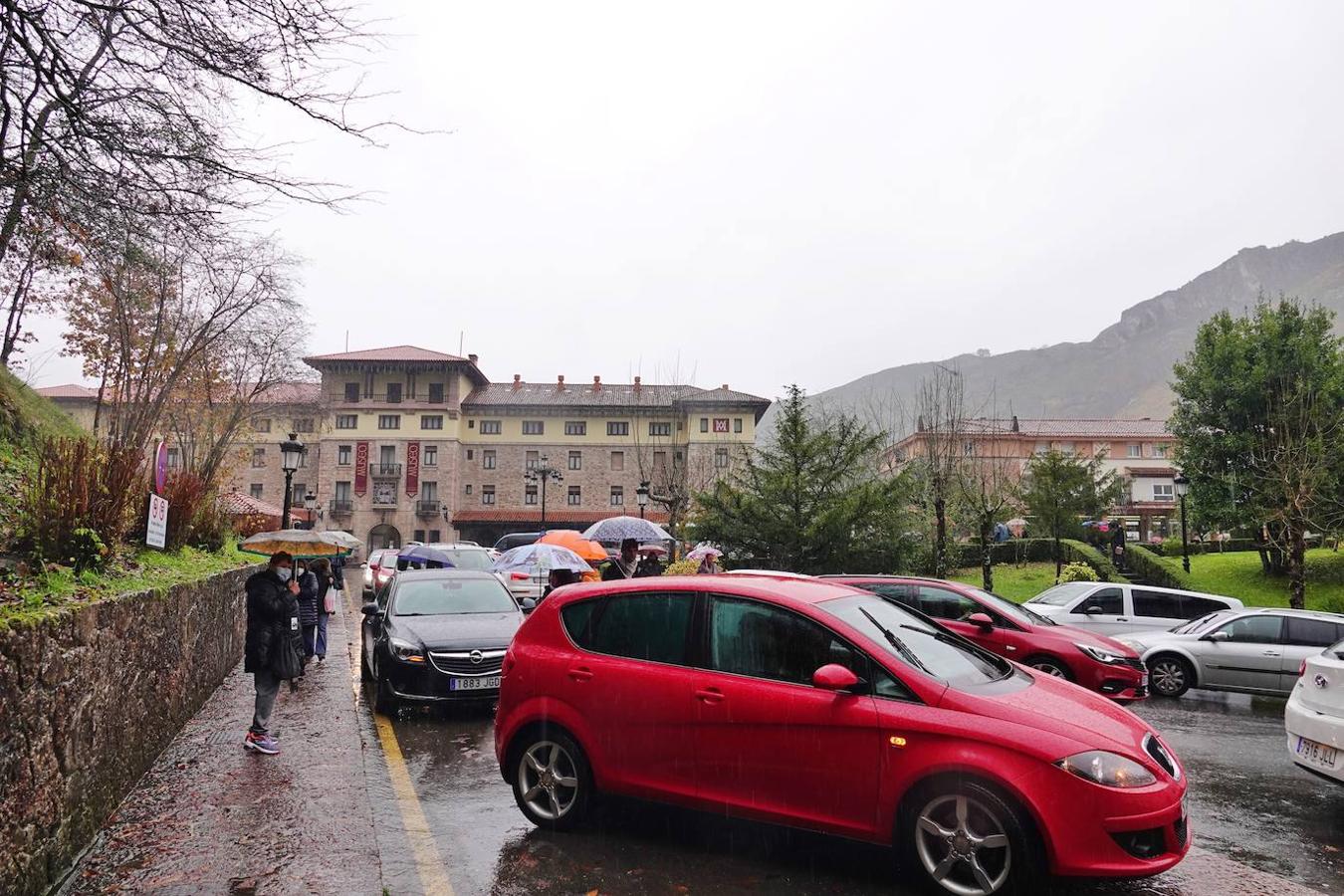 El inicio del puente de la Constitución ha vuelto a llenar el Oriente asturiano de turistas con una parada imprescindible como ha sido el santuario de Covadonga y sus alrededores. Los visitantes hicieron colas y esperas de hasta una hora con los aparcamientos llenos..