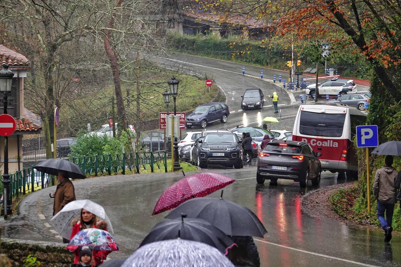 El inicio del puente de la Constitución ha vuelto a llenar el Oriente asturiano de turistas con una parada imprescindible como ha sido el santuario de Covadonga y sus alrededores. Los visitantes hicieron colas y esperas de hasta una hora con los aparcamientos llenos.