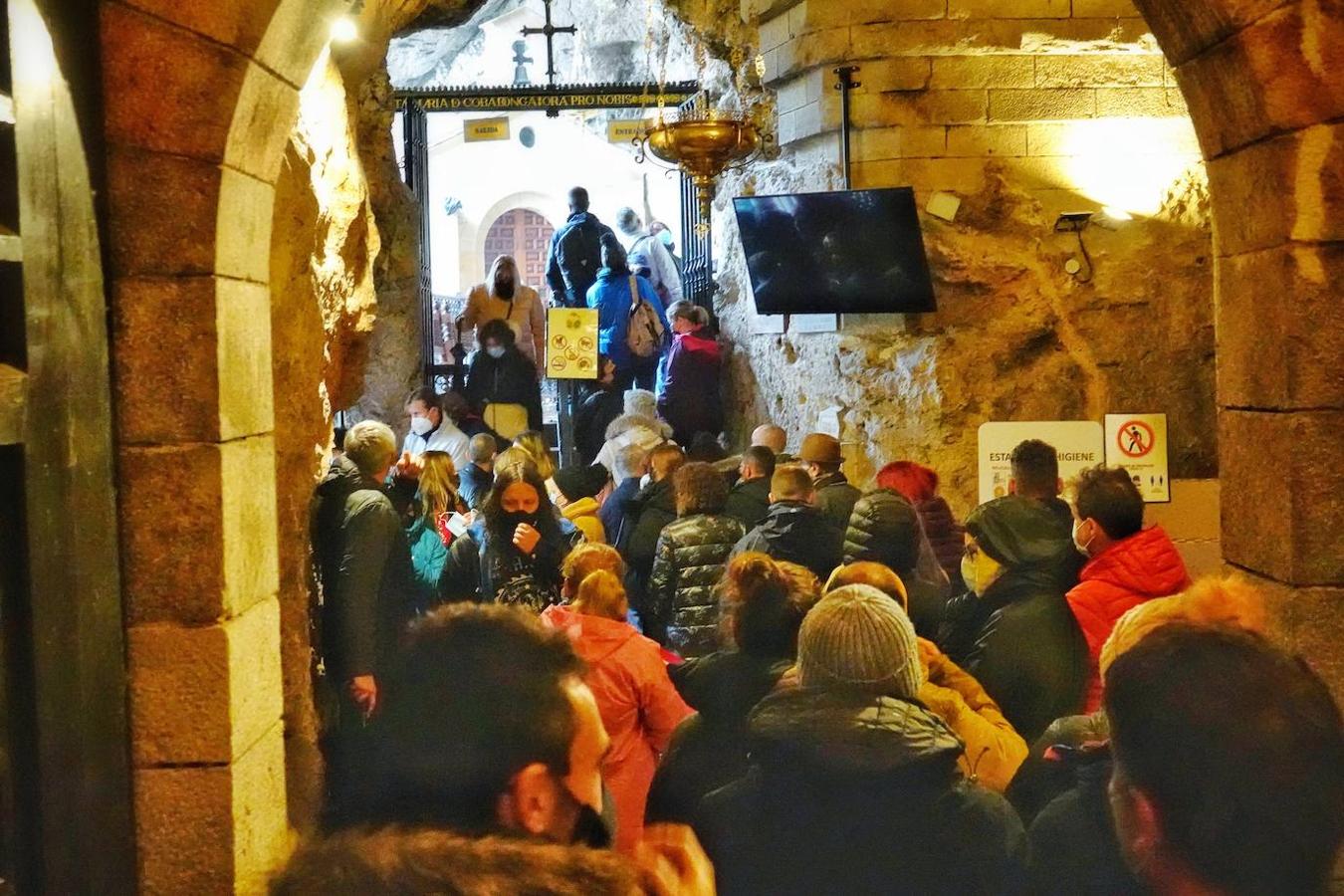 El inicio del puente de la Constitución ha vuelto a llenar el Oriente asturiano de turistas con una parada imprescindible como ha sido el santuario de Covadonga y sus alrededores. Los visitantes hicieron colas y esperas de hasta una hora con los aparcamientos llenos.