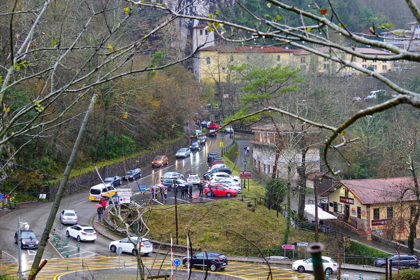 El inicio del puente de la Constitución ha vuelto a llenar el Oriente asturiano de turistas con una parada imprescindible como ha sido el santuario de Covadonga y sus alrededores. Los visitantes hicieron colas y esperas de hasta una hora con los aparcamientos llenos.