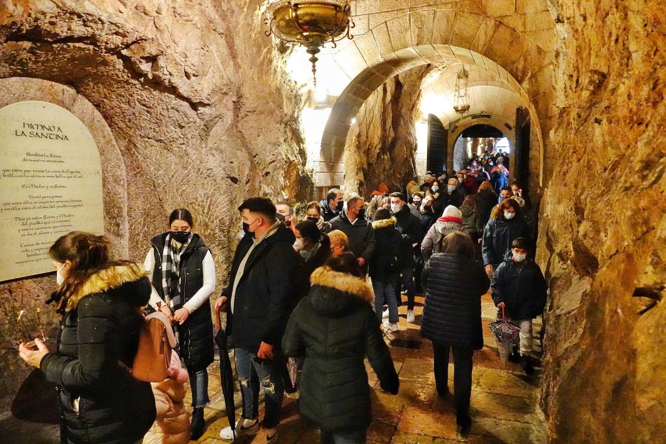 El inicio del puente de la Constitución ha vuelto a llenar el Oriente asturiano de turistas con una parada imprescindible como ha sido el santuario de Covadonga y sus alrededores. Los visitantes hicieron colas y esperas de hasta una hora con los aparcamientos llenos.