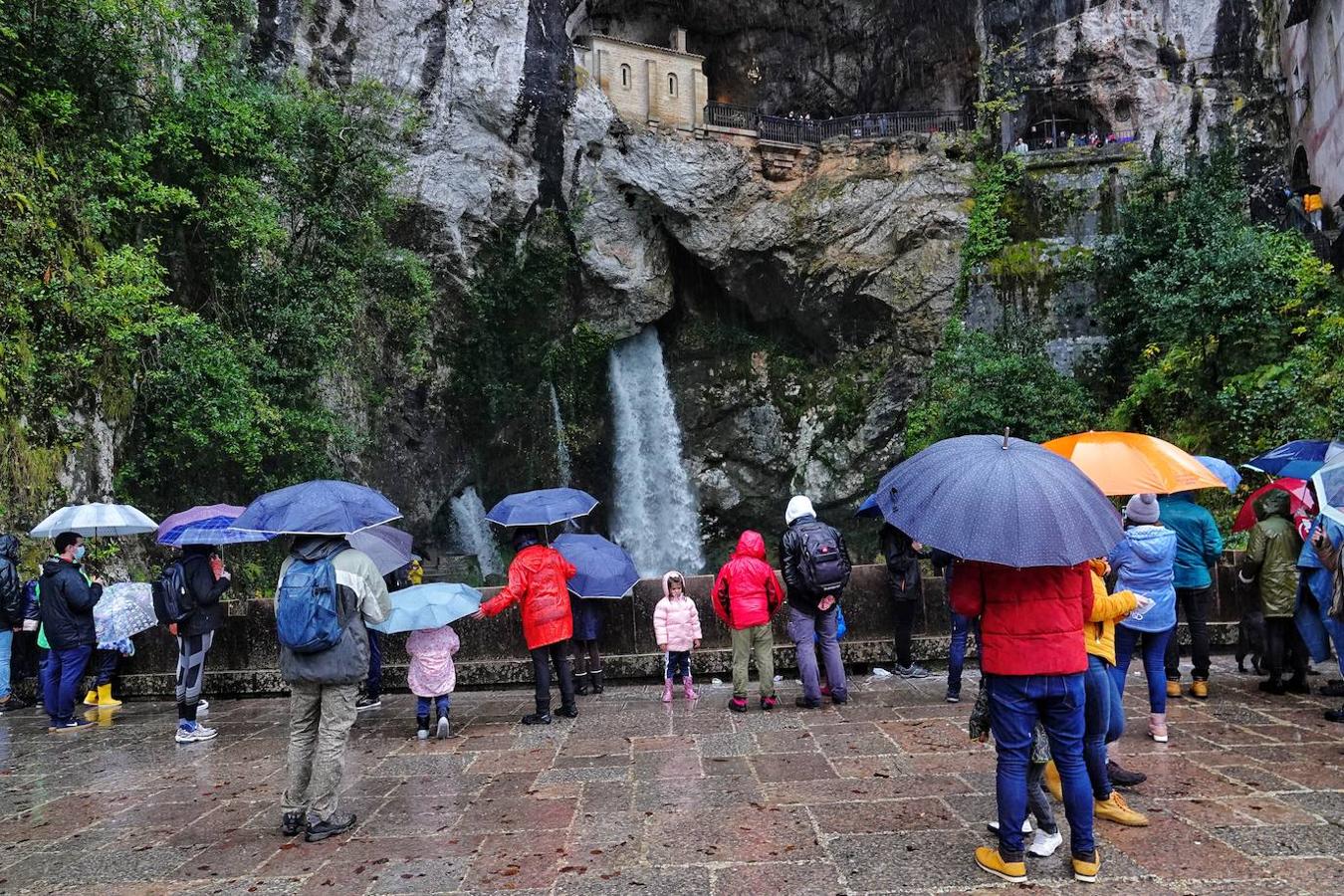 El inicio del puente de la Constitución ha vuelto a llenar el Oriente asturiano de turistas con una parada imprescindible como ha sido el santuario de Covadonga y sus alrededores. Los visitantes hicieron colas y esperas de hasta una hora con los aparcamientos llenos.