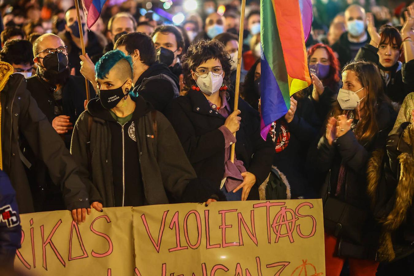 Centenares de personas muestran su apoyo a Kevin Rubio, el joven que sufrió el sábado una agresión homófoba, en una concentración en La Escandalera EN Oviedo. En ella también asistió el presidente de Asturias, Adrián Barbón, que mantuvo una conversación con la víctima y donde también anunció que se reunirán con los colectivos para la redacción de una Ley en defensa de la comunidad LGTBI y para luchar contra la LGTBIfobia.