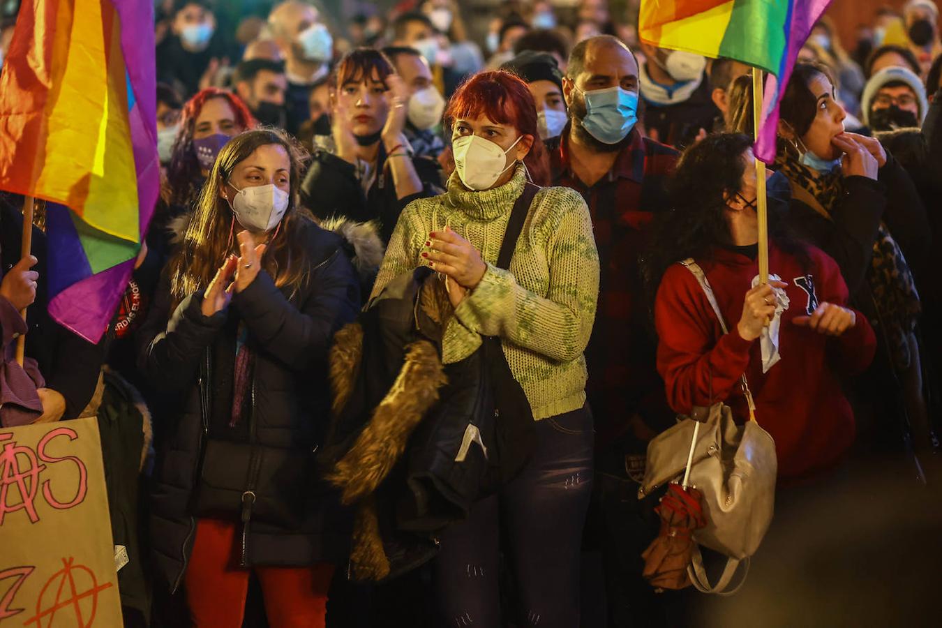 Centenares de personas muestran su apoyo a Kevin Rubio, el joven que sufrió el sábado una agresión homófoba, en una concentración en La Escandalera EN Oviedo. En ella también asistió el presidente de Asturias, Adrián Barbón, que mantuvo una conversación con la víctima y donde también anunció que se reunirán con los colectivos para la redacción de una Ley en defensa de la comunidad LGTBI y para luchar contra la LGTBIfobia.