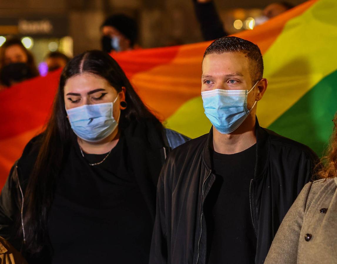 Centenares de personas muestran su apoyo a Kevin Rubio, el joven que sufrió el sábado una agresión homófoba, en una concentración en La Escandalera EN Oviedo. En ella también asistió el presidente de Asturias, Adrián Barbón, que mantuvo una conversación con la víctima y donde también anunció que se reunirán con los colectivos para la redacción de una Ley en defensa de la comunidad LGTBI y para luchar contra la LGTBIfobia.