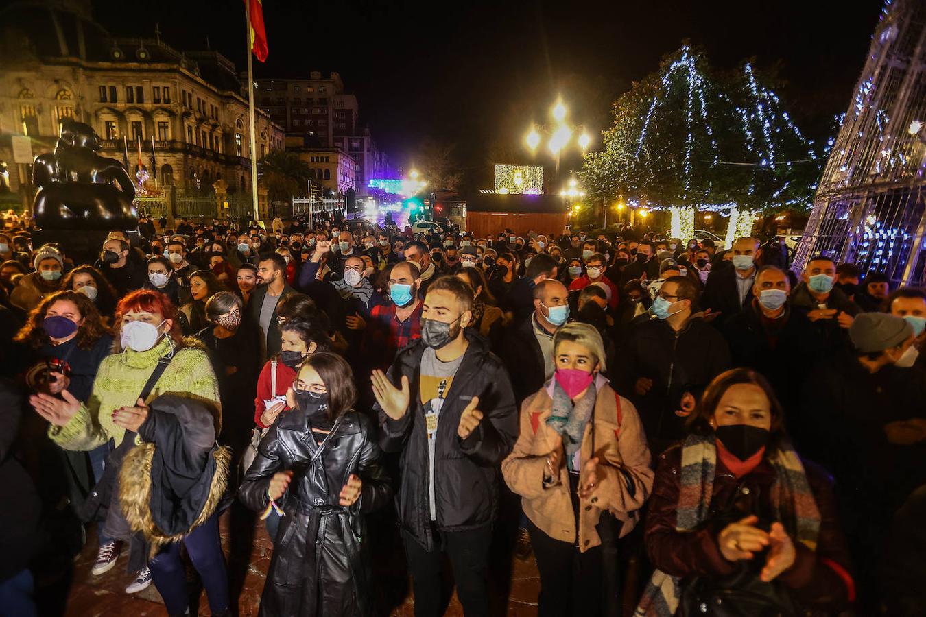 Centenares de personas muestran su apoyo a Kevin Rubio, el joven que sufrió el sábado una agresión homófoba, en una concentración en La Escandalera EN Oviedo. En ella también asistió el presidente de Asturias, Adrián Barbón, que mantuvo una conversación con la víctima y donde también anunció que se reunirán con los colectivos para la redacción de una Ley en defensa de la comunidad LGTBI y para luchar contra la LGTBIfobia.