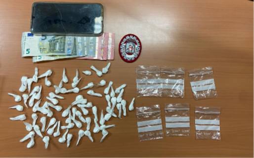 Setenta y tres papelinas de cocaína intervenidas al detenido en el barrio del Carmen.. 