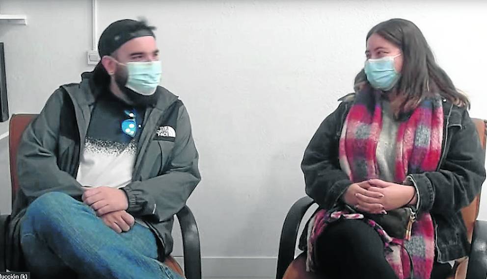 Dos de los participantes en la campaña comparten impresiones.