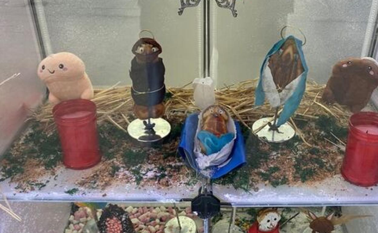 La justicia abre diligencias por un Belén con penes y vaginas denunciado por Vox