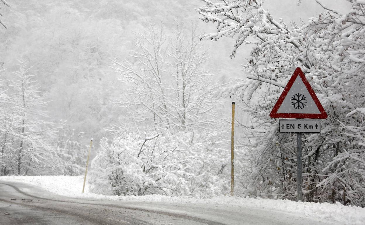 Nieve en la carretera AS-117, en el puerto de Tarna, en una imagen de archivo