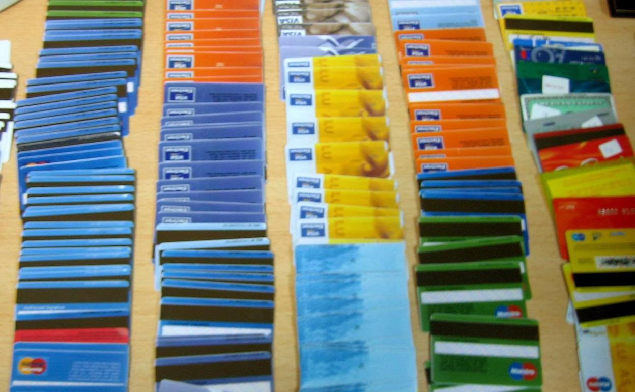 Más de 4 millones de tarjetas bancarias están a la venta en la 'dark web' y casi 80.000 de ellas pertenecen a usuarios españoles