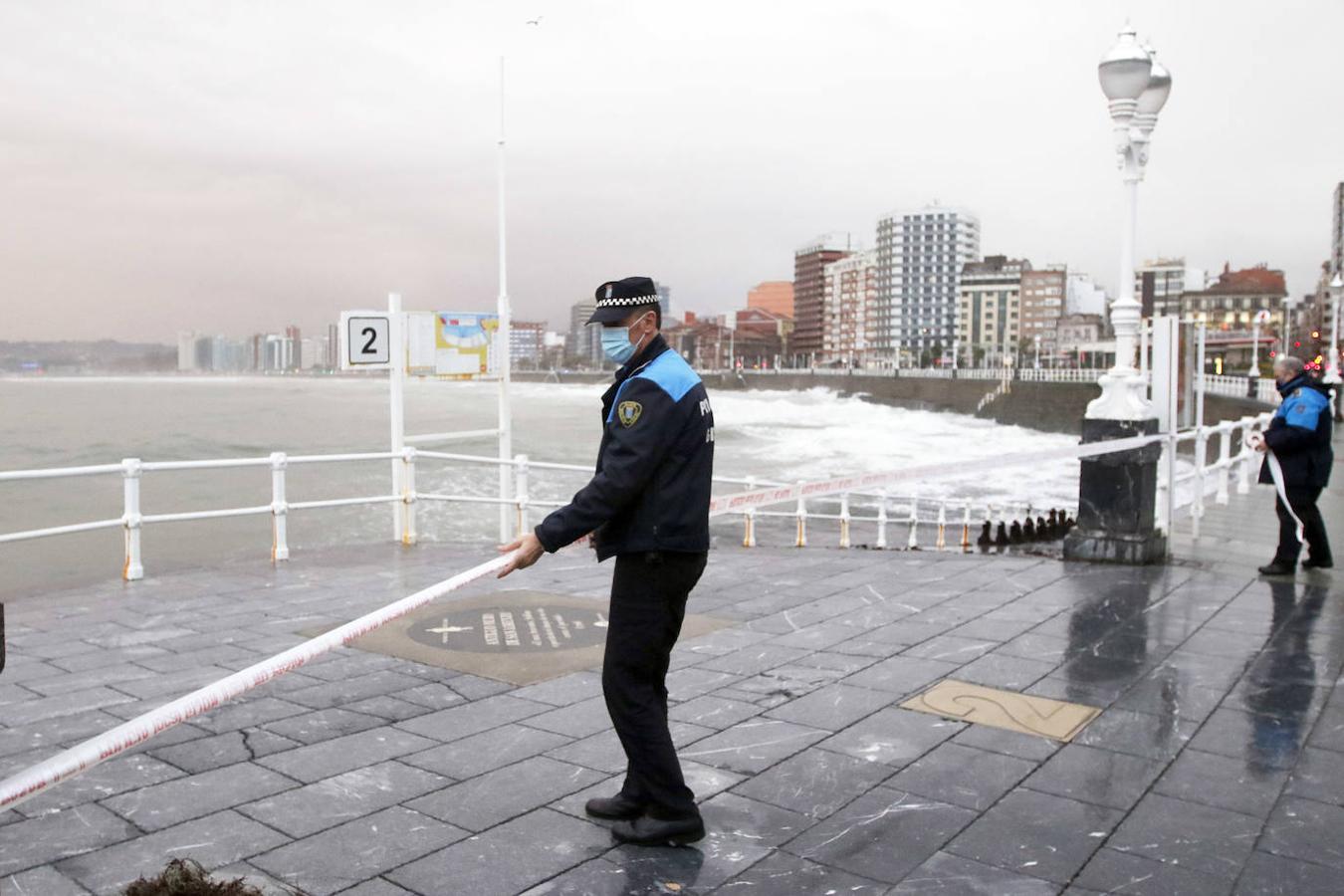 Fotos: El temporal no da tregua en Gijón con fuertes rachas de viento y olas