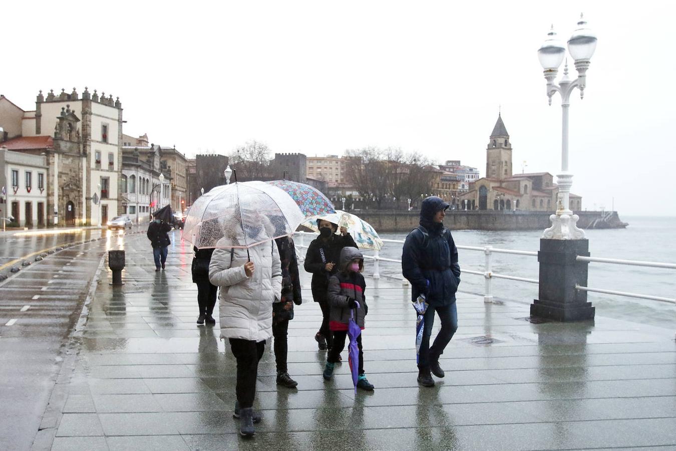 Fotos: El temporal no da tregua en Gijón con fuertes rachas de viento y olas