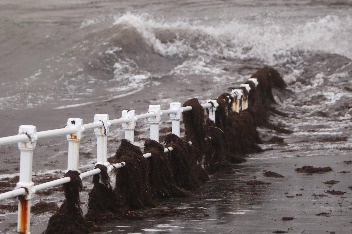 Fotos: El temporal no da tregua en Gijón con fuertes rachas de viento y olas