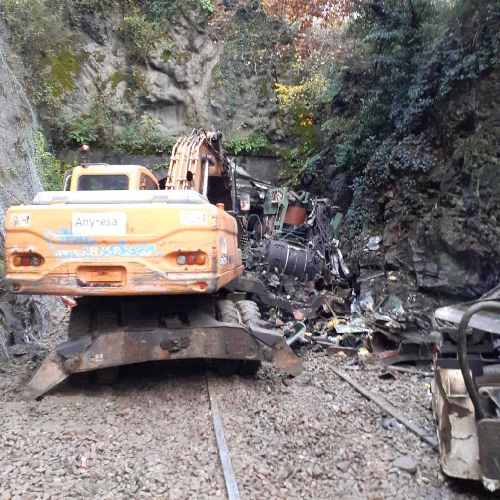 Diez días lleva Asturias sin tráfico ferroviario con la meseta por un argayo entre las estaciones de Campomanes y Puente de los Fierros que provocó el descarrilamiento de un tren de mercancías.