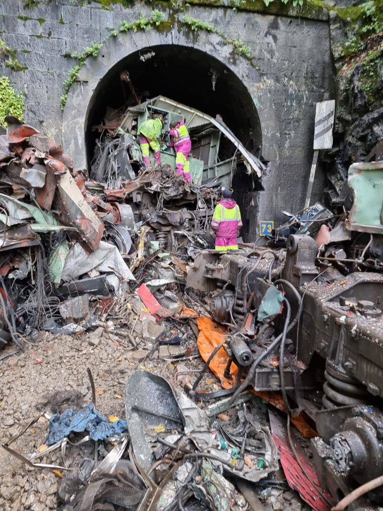 Diez días lleva Asturias sin tráfico ferroviario con la meseta por un argayo entre las estaciones de Campomanes y Puente de los Fierros que provocó el descarrilamiento de un tren de mercancías.