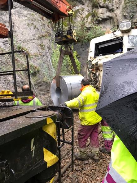 Diez días lleva Asturias sin tráfico ferroviario con la meseta por un argayo entre las estaciones de Campomanes y Puente de los Fierros que provocó el descarrilamiento de un tren de mercancías.