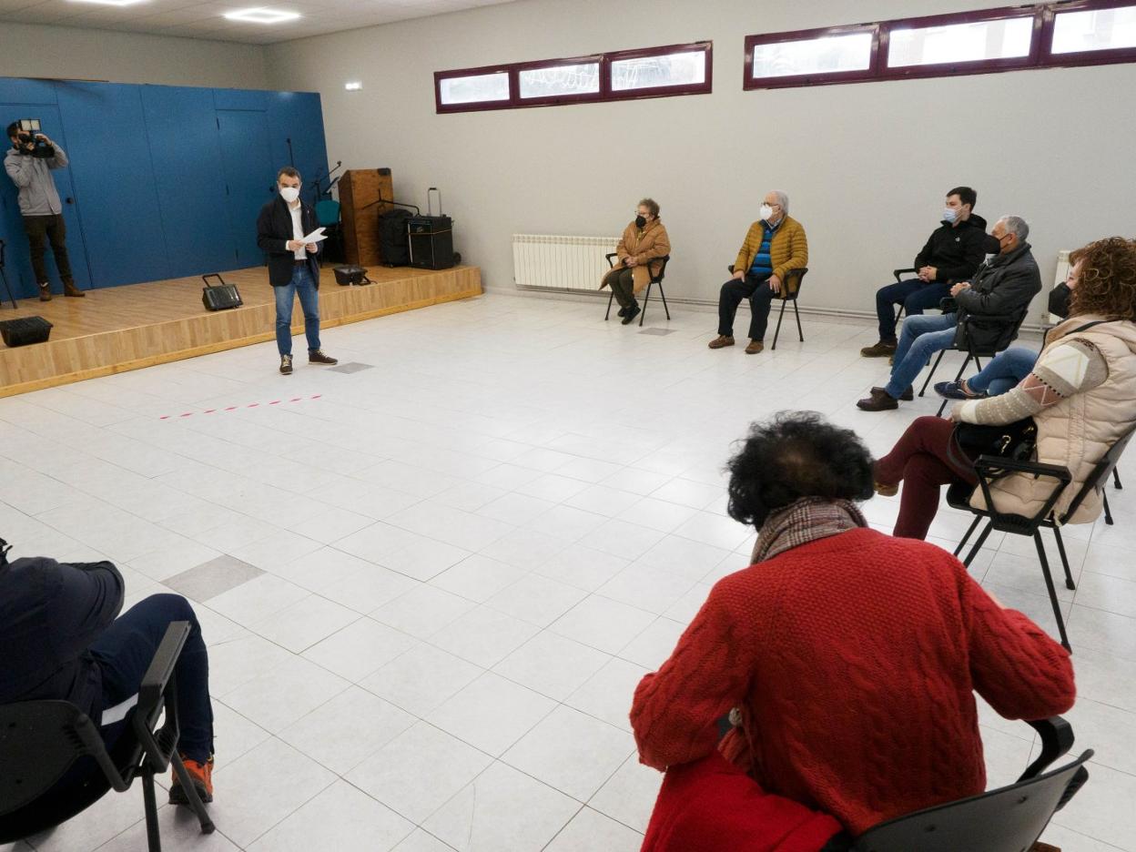 El alcalde explicó a los vecinos la licitación en un acto en el que estuvo arropado por otros miembros de su equipo de gobierno. 