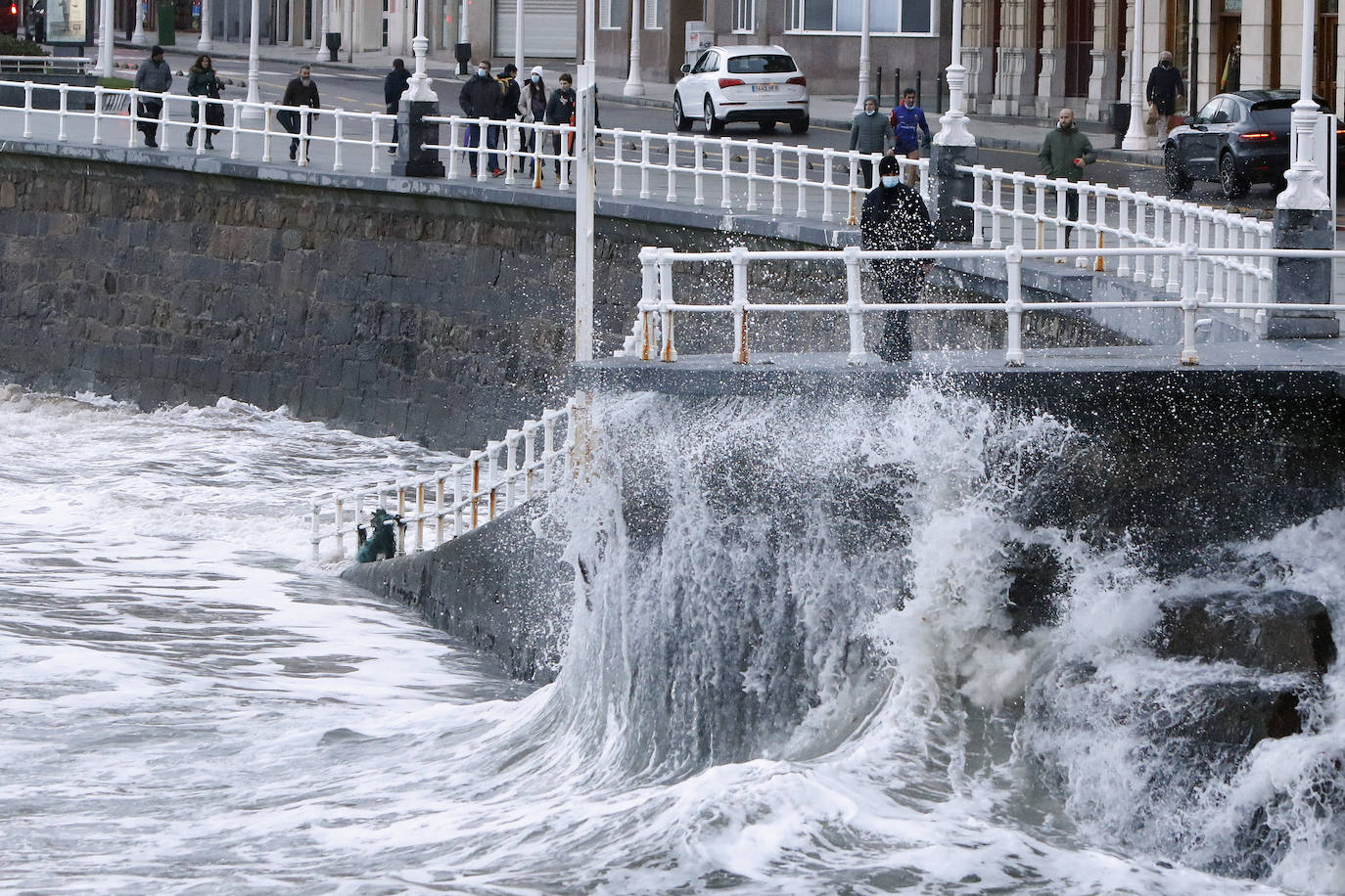 Asturias, junto a otras ocho provincias españolas, se encuentra hoy en aviso naranja (riesgo importante) activado por la Aemet ante la previsión de importantes fenómenos costeros. Abundantes lluvias y fuertes rachas de viento que se hacen notar en algunas localidades asturianas.