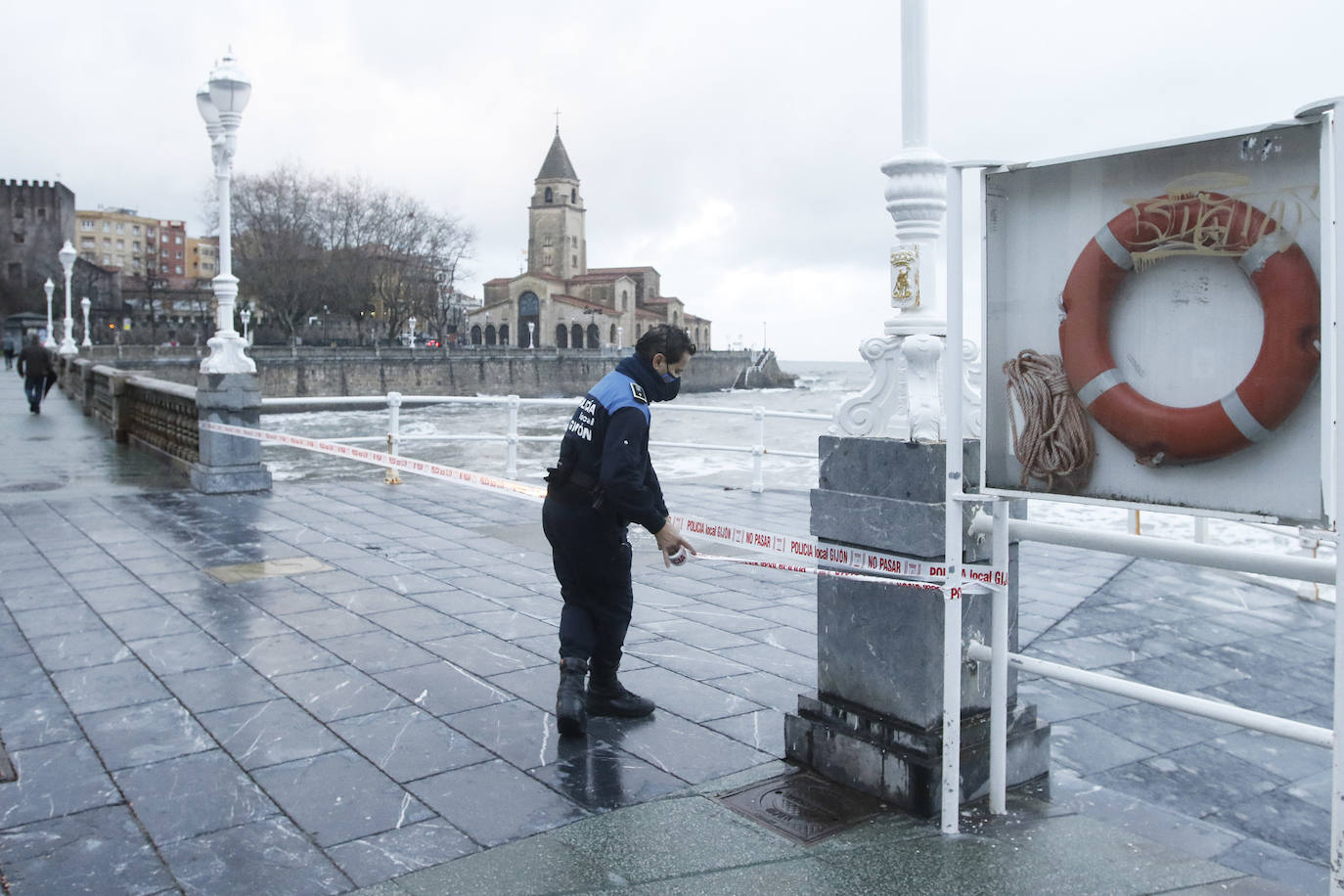 Asturias, junto a otras ocho provincias españolas, se encuentra hoy en aviso naranja (riesgo importante) activado por la Aemet ante la previsión de importantes fenómenos costeros. Abundantes lluvias y fuertes rachas de viento que se hacen notar en algunas localidades asturianas.