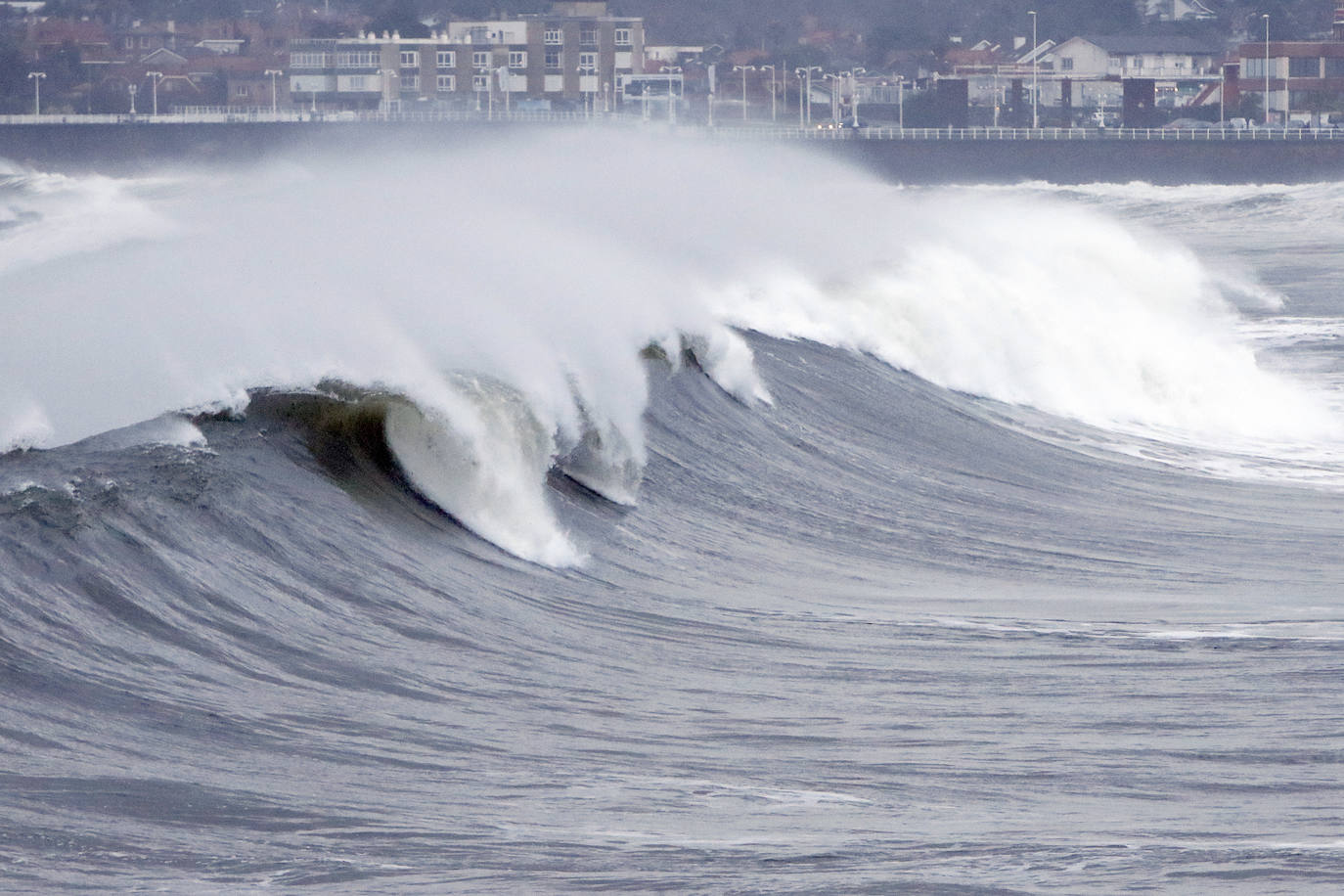 Asturias, junto a otras ocho provincias españolas, se encuentra hoy en aviso naranja (riesgo importante) activado por la Aemet ante la previsión de importantes fenómenos costeros. Abundantes lluvias y fuertes rachas de viento que se hacen notar en algunas localidades asturianas.