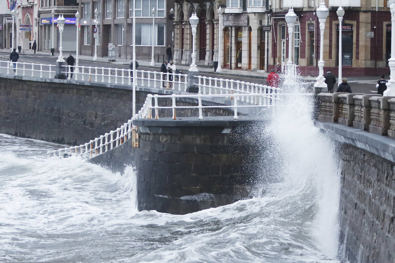 Asturias, junto a otras ocho provincias españolas, se encuentra hoy en aviso naranja (riesgo importante) activado por la Aemet ante la previsión de importantes fenómenos costeros. Abundantes lluvias y fuertes rachas de viento que se hacen notar en algunas localidades asturianas.