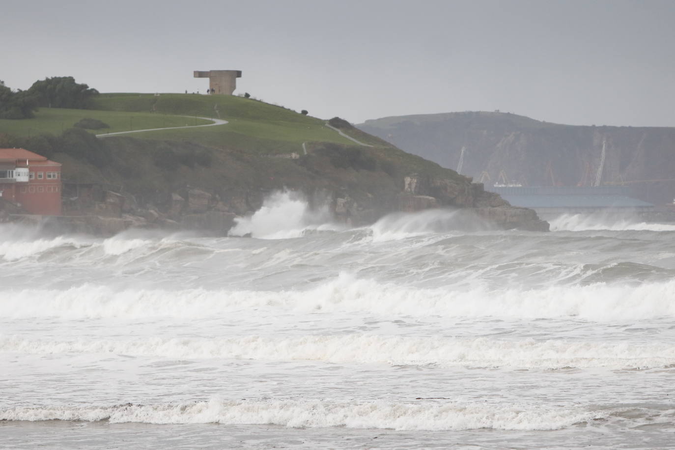 Asturias, junto a otras ocho provincias españolas, se encuentra hoy en aviso naranja (riesgo importante) activado por la Aemet ante la previsión de importantes fenómenos costeros. Abundantes lluvias y fuertes rachas de viento que se hacen notar en algunas localidades asturianas.